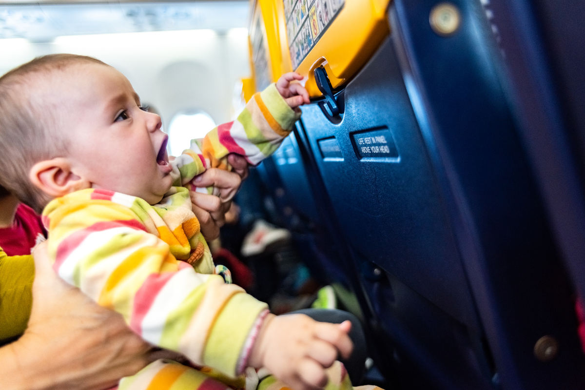 Jak przygotować małe dziecko do lotu samolotem?