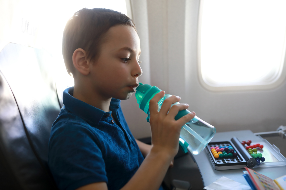 Picie dla dziecka w samolocie – co musisz wiedzieć przed lotem z maluchem?