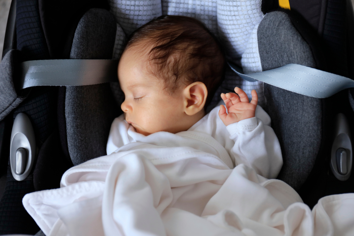 Bezpieczna podróż samochodem z noworodkiem – poradnik dla rodziców