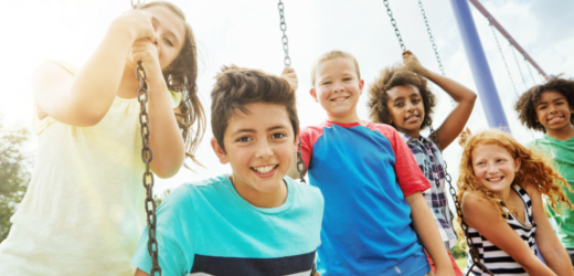 Jak wspierać rozwój społeczny dziecka poprzez zabawę z innymi dziećmi?