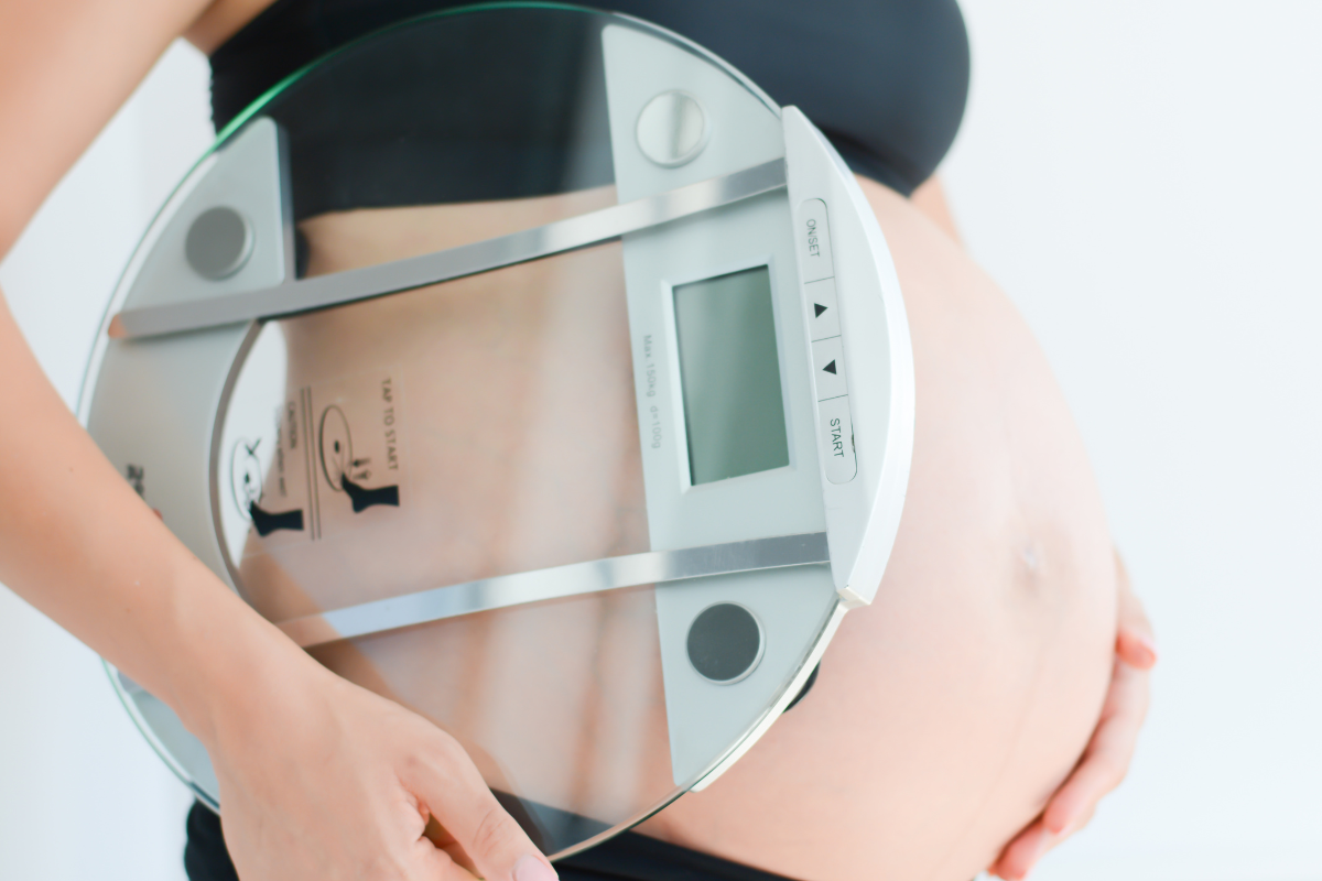 Waga w ciąży – ile można przytyć? Jak kontrolować przyrost masy ciała, aby nie przekroczyć normy?